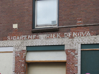 838260 Afbeelding van de tekst 'SIGARENFABRIEK DENOVA ', op de voorgevel van het pand Amaliastraat 1 Utrecht, dat ...